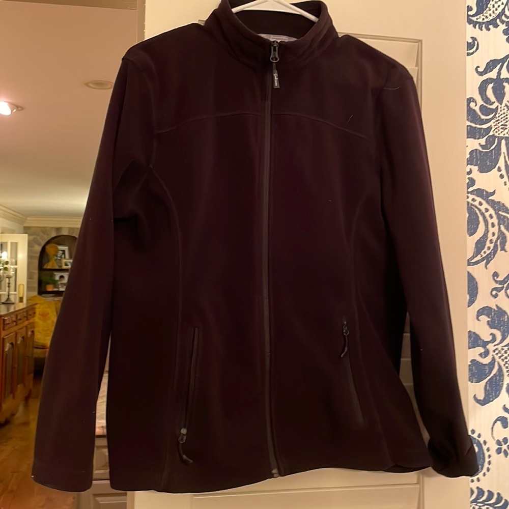Black fleece, 2 front zip pockets